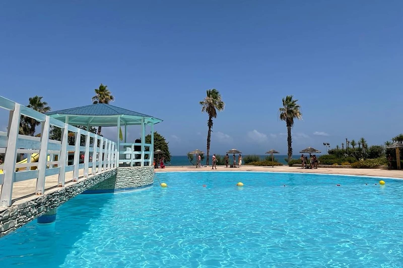 Manacore Camping Internazionale, Puglia
Welkom in Puglia, het hart van Zuid-Italië! Hier vind je de mooiste stranden van het land, charmante dorpjes met wit gekalkte huizen en een rijke geschiedenis die je terug voert tot de Romeinen. Perfect voor gezinnen die willen genieten van zon, zee en authentieke Italiaanse cultuur.
Waarom Puglia ideaal is voor gezinsvakanties:
- Lange, zandige stranden waar kinderen veilig kunnen spelen
- Warme, ondiepe wateren perfect voor zwemmers van alle leeftijden
- Gezellige familierestaurants met heerlijke lokale gerechten
- Veel activiteiten voor jong en oud: snorkelen, fietsen en kastelen verkennen
De perfecte Puglia-ervaring begint hier. Boek nu je camping!
Witaj w Apulii, sercu południowych Włoch! Tutaj znajdziesz najpiękniejsze plaże w kraju, urocze wioski z białymi domkami i bogatą historię sięgającą czasów rzymskich. Idealne dla rodzin, które chcą cieszyć się słońcem, morzem i autentyczną włoską kulturą.
Dlaczego Apulia jest idealna na rodzinne wakacje:
- Długie, piaszczyste plaże, gdzie dzieci mogą bezpiecznie się bawić
- Ciepłe, płytkie wody idealne dla pływaków każdego wieku
- Przytulne restauracje rodzinne z przepysznymi lokalnymi daniami
- Wiele atrakcji dla dużych i małych: snorkeling, jazda na rowerze i odkrywanie zamków
Idealne doświadczenie Apulii zaczyna się tutaj. Zarezerwuj teraz swój kemping!, Włochy – 3