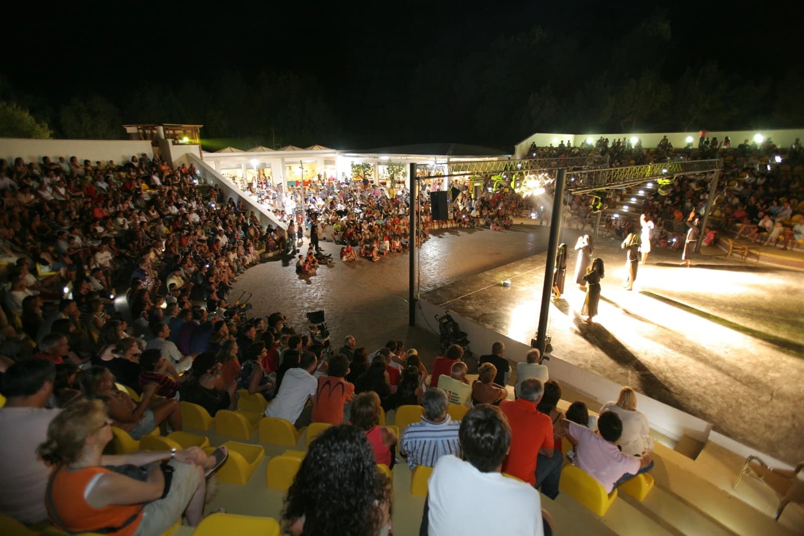 Manacore Camping Internazionale, Puglia
Welkom in Puglia, het hart van Zuid-Italië! Hier vind je de mooiste stranden van het land, charmante dorpjes met wit gekalkte huizen en een rijke geschiedenis die je terug voert tot de Romeinen. Perfect voor gezinnen die willen genieten van zon, zee en authentieke Italiaanse cultuur.
Waarom Puglia ideaal is voor gezinsvakanties:
- Lange, zandige stranden waar kinderen veilig kunnen spelen
- Warme, ondiepe wateren perfect voor zwemmers van alle leeftijden
- Gezellige familierestaurants met heerlijke lokale gerechten
- Veel activiteiten voor jong en oud: snorkelen, fietsen en kastelen verkennen
De perfecte Puglia-ervaring begint hier. Boek nu je camping!
Witaj w Apulii, sercu południowych Włoch! Tutaj znajdziesz najpiękniejsze plaże w kraju, urocze wioski z białymi domkami i bogatą historię sięgającą czasów rzymskich. Idealne dla rodzin, które chcą cieszyć się słońcem, morzem i autentyczną włoską kulturą.
Dlaczego Apulia jest idealna na rodzinne wakacje:
- Długie, piaszczyste plaże, gdzie dzieci mogą bezpiecznie się bawić
- Ciepłe, płytkie wody idealne dla pływaków każdego wieku
- Przytulne restauracje rodzinne z przepysznymi lokalnymi daniami
- Wiele atrakcji dla dużych i małych: snorkeling, jazda na rowerze i odkrywanie zamków
Idealne doświadczenie Apulii zaczyna się tutaj. Zarezerwuj teraz swój kemping!, Włochy – 10