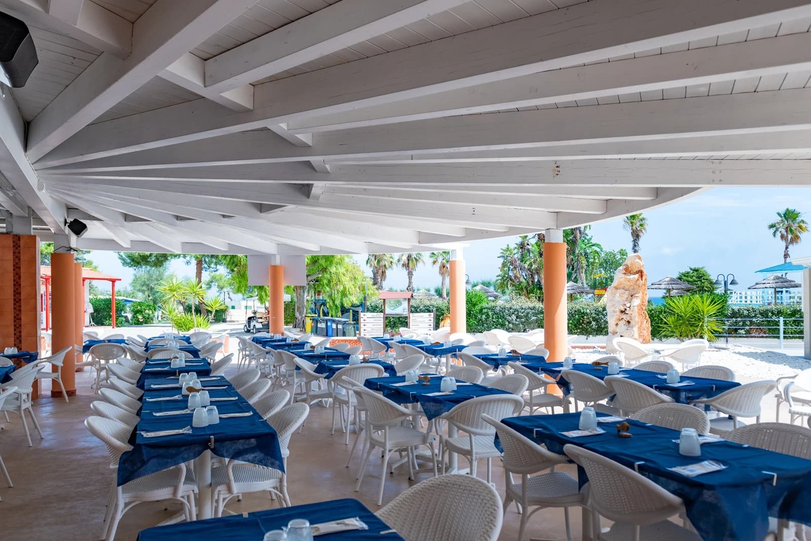 Manacore Camping Internazionale, Puglia
Welkom in Puglia, het hart van Zuid-Italië! Hier vind je de mooiste stranden van het land, charmante dorpjes met wit gekalkte huizen en een rijke geschiedenis die je terug voert tot de Romeinen. Perfect voor gezinnen die willen genieten van zon, zee en authentieke Italiaanse cultuur.
Waarom Puglia ideaal is voor gezinsvakanties:
- Lange, zandige stranden waar kinderen veilig kunnen spelen
- Warme, ondiepe wateren perfect voor zwemmers van alle leeftijden
- Gezellige familierestaurants met heerlijke lokale gerechten
- Veel activiteiten voor jong en oud: snorkelen, fietsen en kastelen verkennen
De perfecte Puglia-ervaring begint hier. Boek nu je camping!
Witaj w Apulii, sercu południowych Włoch! Tutaj znajdziesz najpiękniejsze plaże w kraju, urocze wioski z białymi domkami i bogatą historię sięgającą czasów rzymskich. Idealne dla rodzin, które chcą cieszyć się słońcem, morzem i autentyczną włoską kulturą.
Dlaczego Apulia jest idealna na rodzinne wakacje:
- Długie, piaszczyste plaże, gdzie dzieci mogą bezpiecznie się bawić
- Ciepłe, płytkie wody idealne dla pływaków każdego wieku
- Przytulne restauracje rodzinne z przepysznymi lokalnymi daniami
- Wiele atrakcji dla dużych i małych: snorkeling, jazda na rowerze i odkrywanie zamków
Idealne doświadczenie Apulii zaczyna się tutaj. Zarezerwuj teraz swój kemping!, Włochy – 9