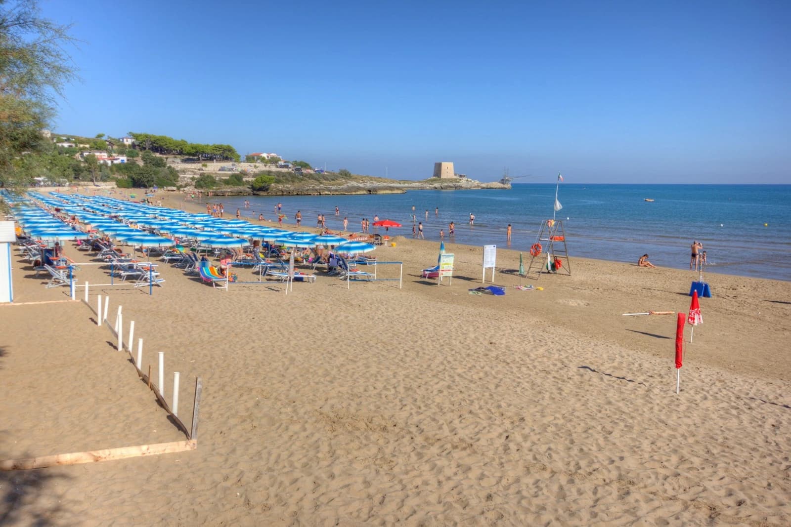 Manacore Camping Internazionale, Puglia
Welkom in Puglia, het hart van Zuid-Italië! Hier vind je de mooiste stranden van het land, charmante dorpjes met wit gekalkte huizen en een rijke geschiedenis die je terug voert tot de Romeinen. Perfect voor gezinnen die willen genieten van zon, zee en authentieke Italiaanse cultuur.
Waarom Puglia ideaal is voor gezinsvakanties:
- Lange, zandige stranden waar kinderen veilig kunnen spelen
- Warme, ondiepe wateren perfect voor zwemmers van alle leeftijden
- Gezellige familierestaurants met heerlijke lokale gerechten
- Veel activiteiten voor jong en oud: snorkelen, fietsen en kastelen verkennen
De perfecte Puglia-ervaring begint hier. Boek nu je camping!
Witaj w Apulii, sercu południowych Włoch! Tutaj znajdziesz najpiękniejsze plaże w kraju, urocze wioski z białymi domkami i bogatą historię sięgającą czasów rzymskich. Idealne dla rodzin, które chcą cieszyć się słońcem, morzem i autentyczną włoską kulturą.
Dlaczego Apulia jest idealna na rodzinne wakacje:
- Długie, piaszczyste plaże, gdzie dzieci mogą bezpiecznie się bawić
- Ciepłe, płytkie wody idealne dla pływaków każdego wieku
- Przytulne restauracje rodzinne z przepysznymi lokalnymi daniami
- Wiele atrakcji dla dużych i małych: snorkeling, jazda na rowerze i odkrywanie zamków
Idealne doświadczenie Apulii zaczyna się tutaj. Zarezerwuj teraz swój kemping!, Włochy – 7