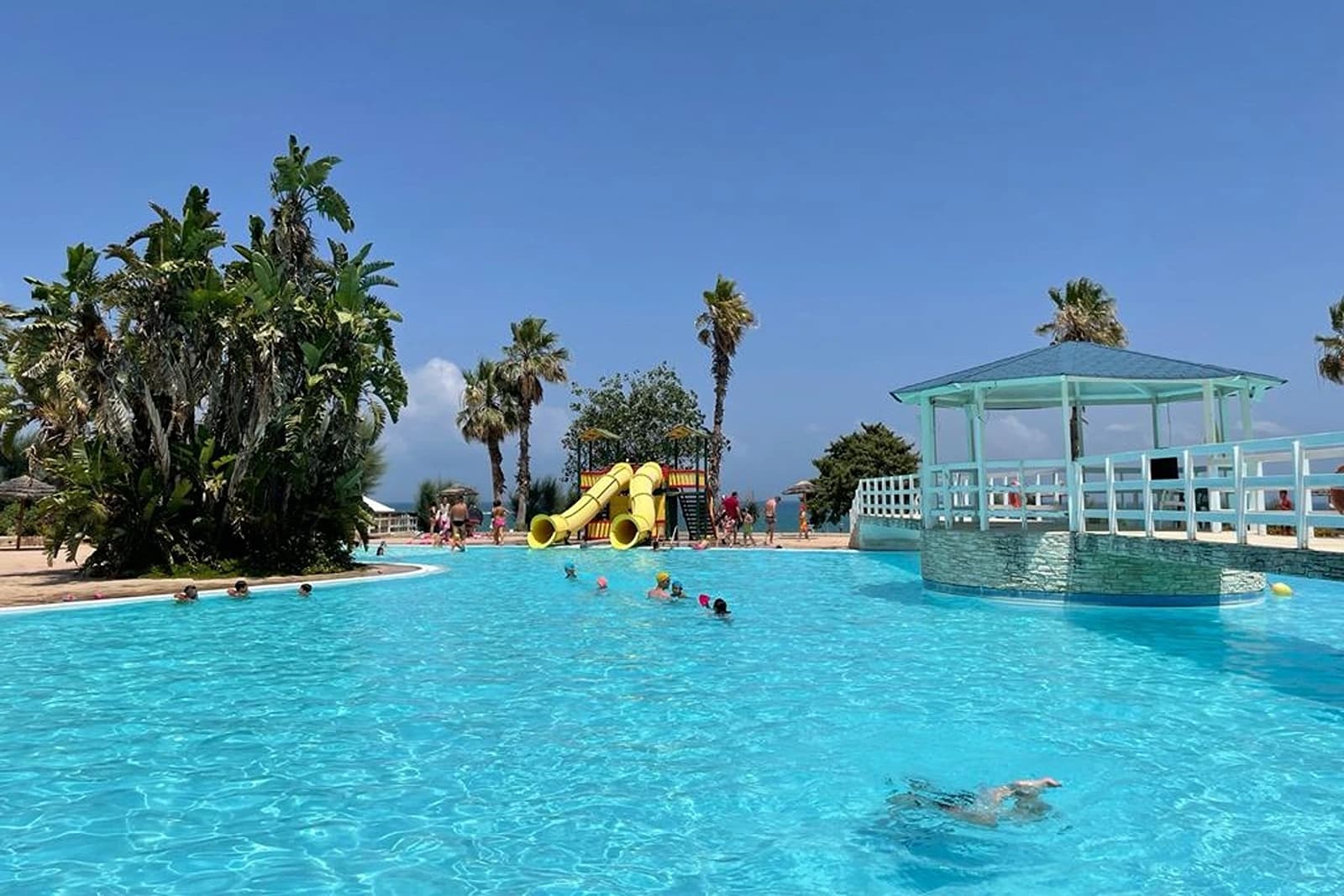 Manacore Camping Internazionale, Puglia
Welkom in Puglia, het hart van Zuid-Italië! Hier vind je de mooiste stranden van het land, charmante dorpjes met wit gekalkte huizen en een rijke geschiedenis die je terug voert tot de Romeinen. Perfect voor gezinnen die willen genieten van zon, zee en authentieke Italiaanse cultuur.
Waarom Puglia ideaal is voor gezinsvakanties:
- Lange, zandige stranden waar kinderen veilig kunnen spelen
- Warme, ondiepe wateren perfect voor zwemmers van alle leeftijden
- Gezellige familierestaurants met heerlijke lokale gerechten
- Veel activiteiten voor jong en oud: snorkelen, fietsen en kastelen verkennen
De perfecte Puglia-ervaring begint hier. Boek nu je camping!
Witaj w Apulii, sercu południowych Włoch! Tutaj znajdziesz najpiękniejsze plaże w kraju, urocze wioski z białymi domkami i bogatą historię sięgającą czasów rzymskich. Idealne dla rodzin, które chcą cieszyć się słońcem, morzem i autentyczną włoską kulturą.
Dlaczego Apulia jest idealna na rodzinne wakacje:
- Długie, piaszczyste plaże, gdzie dzieci mogą bezpiecznie się bawić
- Ciepłe, płytkie wody idealne dla pływaków każdego wieku
- Przytulne restauracje rodzinne z przepysznymi lokalnymi daniami
- Wiele atrakcji dla dużych i małych: snorkeling, jazda na rowerze i odkrywanie zamków
Idealne doświadczenie Apulii zaczyna się tutaj. Zarezerwuj teraz swój kemping!, Włochy – 2