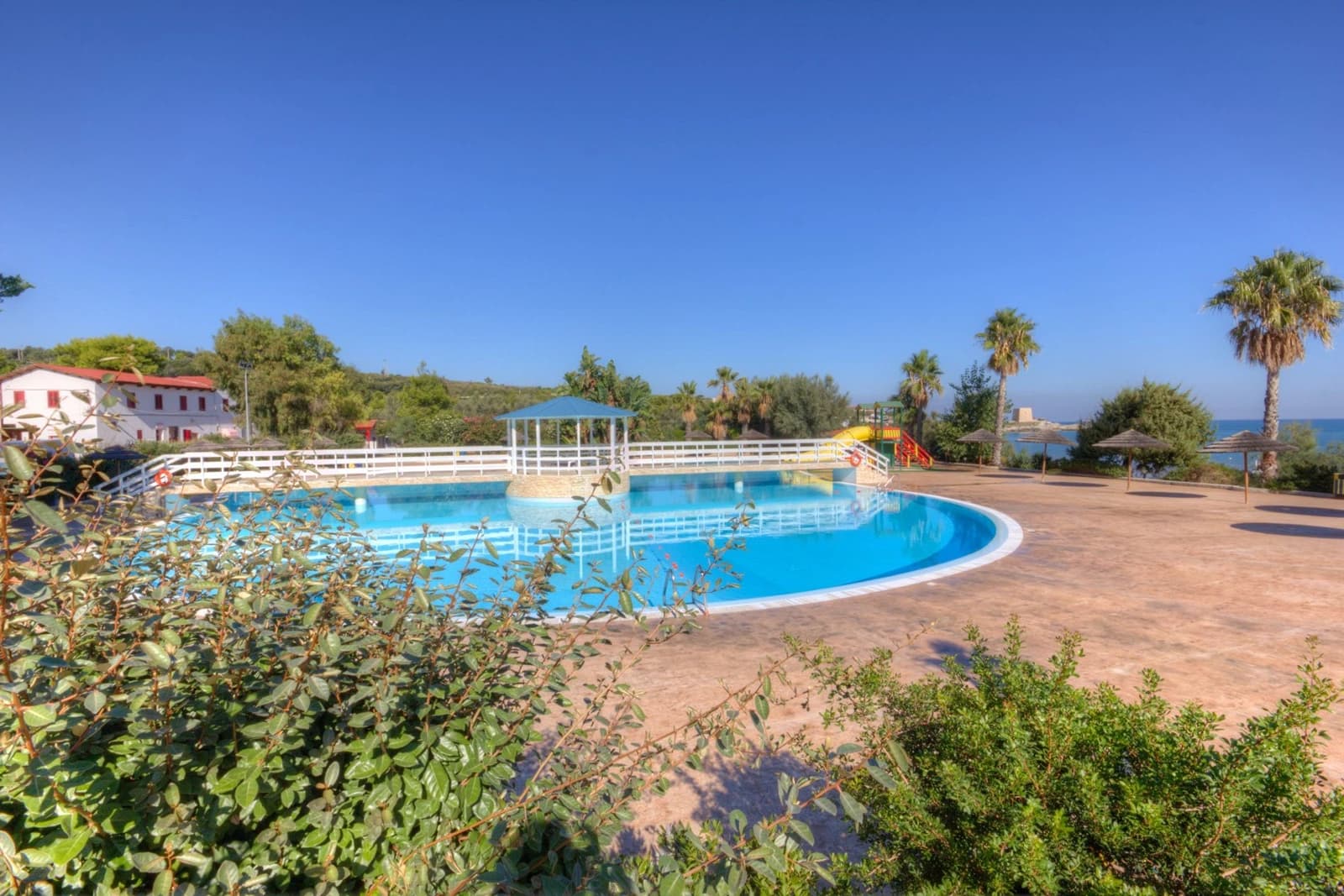 Manacore Camping Internazionale, Puglia
Welkom in Puglia, het hart van Zuid-Italië! Hier vind je de mooiste stranden van het land, charmante dorpjes met wit gekalkte huizen en een rijke geschiedenis die je terug voert tot de Romeinen. Perfect voor gezinnen die willen genieten van zon, zee en authentieke Italiaanse cultuur.
Waarom Puglia ideaal is voor gezinsvakanties:
- Lange, zandige stranden waar kinderen veilig kunnen spelen
- Warme, ondiepe wateren perfect voor zwemmers van alle leeftijden
- Gezellige familierestaurants met heerlijke lokale gerechten
- Veel activiteiten voor jong en oud: snorkelen, fietsen en kastelen verkennen
De perfecte Puglia-ervaring begint hier. Boek nu je camping!
Witaj w Apulii, sercu południowych Włoch! Tutaj znajdziesz najpiękniejsze plaże w kraju, urocze wioski z białymi domkami i bogatą historię sięgającą czasów rzymskich. Idealne dla rodzin, które chcą cieszyć się słońcem, morzem i autentyczną włoską kulturą.
Dlaczego Apulia jest idealna na rodzinne wakacje:
- Długie, piaszczyste plaże, gdzie dzieci mogą bezpiecznie się bawić
- Ciepłe, płytkie wody idealne dla pływaków każdego wieku
- Przytulne restauracje rodzinne z przepysznymi lokalnymi daniami
- Wiele atrakcji dla dużych i małych: snorkeling, jazda na rowerze i odkrywanie zamków
Idealne doświadczenie Apulii zaczyna się tutaj. Zarezerwuj teraz swój kemping!, Włochy – 5