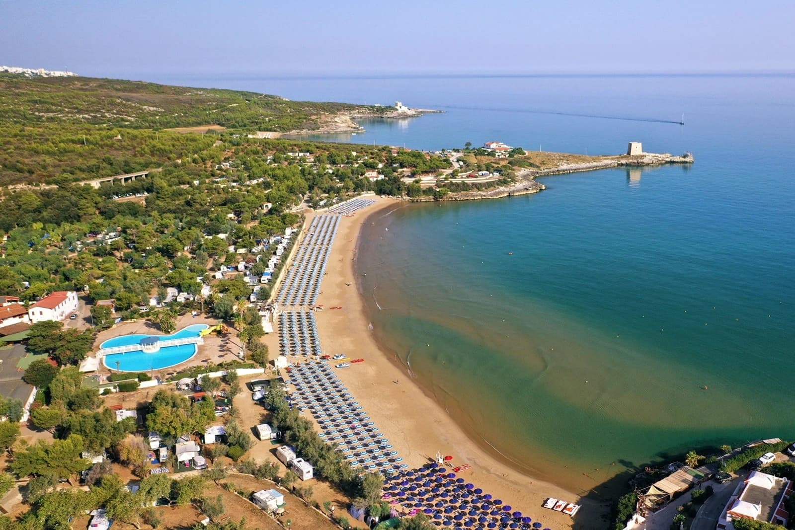 Manacore Camping Internazionale, Puglia
Welkom in Puglia, het hart van Zuid-Italië! Hier vind je de mooiste stranden van het land, charmante dorpjes met wit gekalkte huizen en een rijke geschiedenis die je terug voert tot de Romeinen. Perfect voor gezinnen die willen genieten van zon, zee en authentieke Italiaanse cultuur.
Waarom Puglia ideaal is voor gezinsvakanties:
- Lange, zandige stranden waar kinderen veilig kunnen spelen
- Warme, ondiepe wateren perfect voor zwemmers van alle leeftijden
- Gezellige familierestaurants met heerlijke lokale gerechten
- Veel activiteiten voor jong en oud: snorkelen, fietsen en kastelen verkennen
De perfecte Puglia-ervaring begint hier. Boek nu je camping!
Witaj w Apulii, sercu południowych Włoch! Tutaj znajdziesz najpiękniejsze plaże w kraju, urocze wioski z białymi domkami i bogatą historię sięgającą czasów rzymskich. Idealne dla rodzin, które chcą cieszyć się słońcem, morzem i autentyczną włoską kulturą.
Dlaczego Apulia jest idealna na rodzinne wakacje:
- Długie, piaszczyste plaże, gdzie dzieci mogą bezpiecznie się bawić
- Ciepłe, płytkie wody idealne dla pływaków każdego wieku
- Przytulne restauracje rodzinne z przepysznymi lokalnymi daniami
- Wiele atrakcji dla dużych i małych: snorkeling, jazda na rowerze i odkrywanie zamków
Idealne doświadczenie Apulii zaczyna się tutaj. Zarezerwuj teraz swój kemping!, Włochy – 8