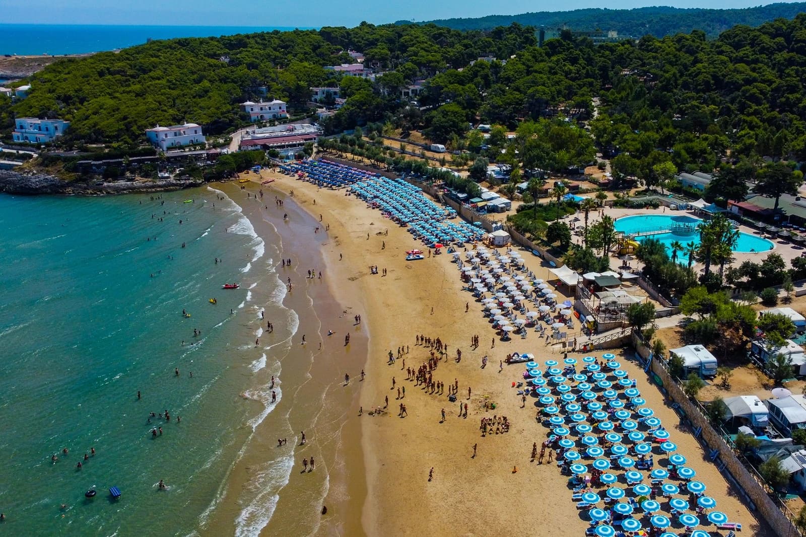 Manacore Camping Internazionale, Puglia
Welkom in Puglia, het hart van Zuid-Italië! Hier vind je de mooiste stranden van het land, charmante dorpjes met wit gekalkte huizen en een rijke geschiedenis die je terug voert tot de Romeinen. Perfect voor gezinnen die willen genieten van zon, zee en authentieke Italiaanse cultuur.
Waarom Puglia ideaal is voor gezinsvakanties:
- Lange, zandige stranden waar kinderen veilig kunnen spelen
- Warme, ondiepe wateren perfect voor zwemmers van alle leeftijden
- Gezellige familierestaurants met heerlijke lokale gerechten
- Veel activiteiten voor jong en oud: snorkelen, fietsen en kastelen verkennen
De perfecte Puglia-ervaring begint hier. Boek nu je camping!
Witaj w Apulii, sercu południowych Włoch! Tutaj znajdziesz najpiękniejsze plaże w kraju, urocze wioski z białymi domkami i bogatą historię sięgającą czasów rzymskich. Idealne dla rodzin, które chcą cieszyć się słońcem, morzem i autentyczną włoską kulturą.
Dlaczego Apulia jest idealna na rodzinne wakacje:
- Długie, piaszczyste plaże, gdzie dzieci mogą bezpiecznie się bawić
- Ciepłe, płytkie wody idealne dla pływaków każdego wieku
- Przytulne restauracje rodzinne z przepysznymi lokalnymi daniami
- Wiele atrakcji dla dużych i małych: snorkeling, jazda na rowerze i odkrywanie zamków
Idealne doświadczenie Apulii zaczyna się tutaj. Zarezerwuj teraz swój kemping!, Włochy – 6