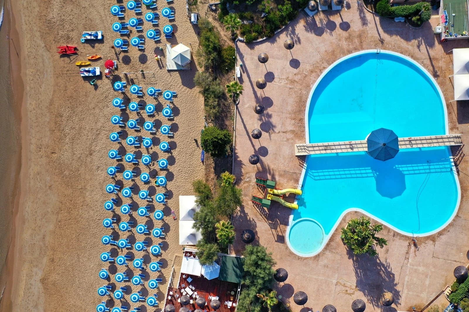 Manacore Camping Internazionale, Puglia
Welkom in Puglia, het hart van Zuid-Italië! Hier vind je de mooiste stranden van het land, charmante dorpjes met wit gekalkte huizen en een rijke geschiedenis die je terug voert tot de Romeinen. Perfect voor gezinnen die willen genieten van zon, zee en authentieke Italiaanse cultuur.
Waarom Puglia ideaal is voor gezinsvakanties:
- Lange, zandige stranden waar kinderen veilig kunnen spelen
- Warme, ondiepe wateren perfect voor zwemmers van alle leeftijden
- Gezellige familierestaurants met heerlijke lokale gerechten
- Veel activiteiten voor jong en oud: snorkelen, fietsen en kastelen verkennen
De perfecte Puglia-ervaring begint hier. Boek nu je camping!
Witaj w Apulii, sercu południowych Włoch! Tutaj znajdziesz najpiękniejsze plaże w kraju, urocze wioski z białymi domkami i bogatą historię sięgającą czasów rzymskich. Idealne dla rodzin, które chcą cieszyć się słońcem, morzem i autentyczną włoską kulturą.
Dlaczego Apulia jest idealna na rodzinne wakacje:
- Długie, piaszczyste plaże, gdzie dzieci mogą bezpiecznie się bawić
- Ciepłe, płytkie wody idealne dla pływaków każdego wieku
- Przytulne restauracje rodzinne z przepysznymi lokalnymi daniami
- Wiele atrakcji dla dużych i małych: snorkeling, jazda na rowerze i odkrywanie zamków
Idealne doświadczenie Apulii zaczyna się tutaj. Zarezerwuj teraz swój kemping!, Włochy – 4
