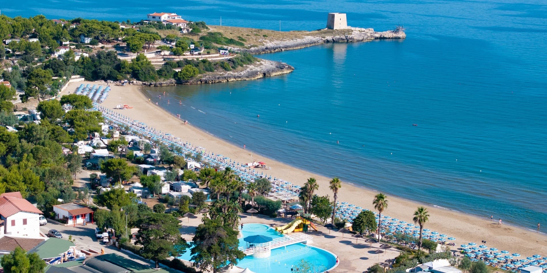 Manacore Camping Internazionale, Puglia
Welkom in Puglia, het hart van Zuid-Italië! Hier vind je de mooiste stranden van het land, charmante dorpjes met wit gekalkte huizen en een rijke geschiedenis die je terug voert tot de Romeinen. Perfect voor gezinnen die willen genieten van zon, zee en authentieke Italiaanse cultuur.
Waarom Puglia ideaal is voor gezinsvakanties:
- Lange, zandige stranden waar kinderen veilig kunnen spelen
- Warme, ondiepe wateren perfect voor zwemmers van alle leeftijden
- Gezellige familierestaurants met heerlijke lokale gerechten
- Veel activiteiten voor jong en oud: snorkelen, fietsen en kastelen verkennen
De perfecte Puglia-ervaring begint hier. Boek nu je camping!
Witaj w Apulii, sercu południowych Włoch! Tutaj znajdziesz najpiękniejsze plaże w kraju, urocze wioski z białymi domkami i bogatą historię sięgającą czasów rzymskich. Idealne dla rodzin, które chcą cieszyć się słońcem, morzem i autentyczną włoską kulturą.
Dlaczego Apulia jest idealna na rodzinne wakacje:
- Długie, piaszczyste plaże, gdzie dzieci mogą bezpiecznie się bawić
- Ciepłe, płytkie wody idealne dla pływaków każdego wieku
- Przytulne restauracje rodzinne z przepysznymi lokalnymi daniami
- Wiele atrakcji dla dużych i małych: snorkeling, jazda na rowerze i odkrywanie zamków
Idealne doświadczenie Apulii zaczyna się tutaj. Zarezerwuj teraz swój kemping!, Włochy