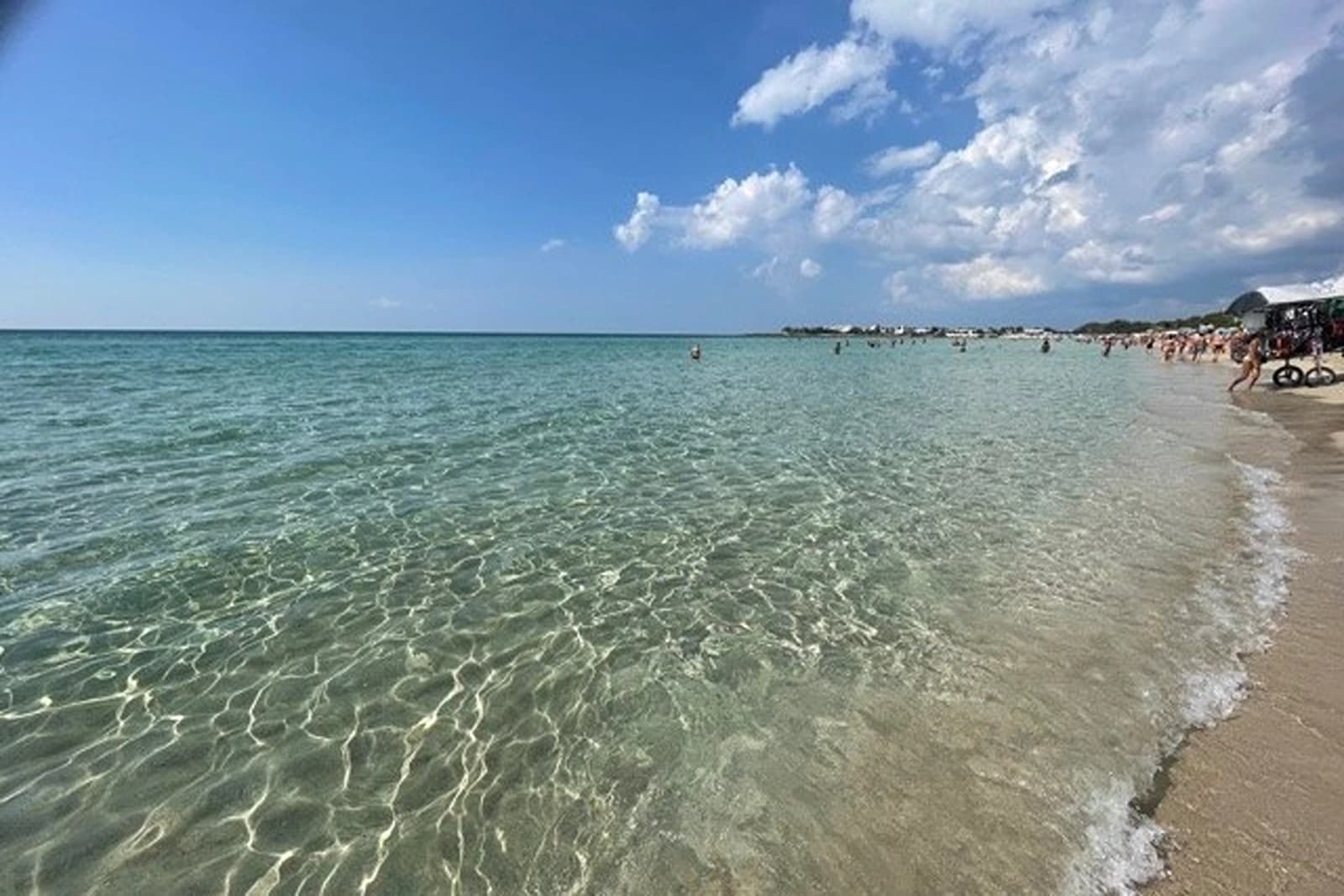 Porto Cesareo Camping, Puglia
Welkom in Puglia, het hart van Zuid-Italië! Hier vind je de mooiste stranden van het land, charmante dorpjes met wit gekalkte huizen en een rijke geschiedenis die je terug voert tot de Romeinen. Perfect voor gezinnen die willen genieten van zon, zee en authentieke Italiaanse cultuur.
Waarom Puglia ideaal is voor gezinsvakanties:
- Lange, zandige stranden waar kinderen veilig kunnen spelen
- Warme, ondiepe wateren perfect voor zwemmers van alle leeftijden
- Gezellige familierestaurants met heerlijke lokale gerechten
- Veel activiteiten voor jong en oud: snorkelen, fietsen en kastelen verkennen
De perfecte Puglia-ervaring begint hier. Boek nu je camping!
Witaj w Apulii, sercu południowych Włoch! Tutaj znajdziesz najpiękniejsze plaże w kraju, urocze wioski z białymi domkami i bogatą historię sięgającą czasów rzymskich. Idealne dla rodzin, które chcą cieszyć się słońcem, morzem i autentyczną włoską kulturą.
Dlaczego Apulia jest idealna na rodzinne wakacje:
- Długie, piaszczyste plaże, gdzie dzieci mogą bezpiecznie się bawić
- Ciepłe, płytkie wody idealne dla pływaków każdego wieku
- Przytulne restauracje rodzinne z przepysznymi lokalnymi daniami
- Wiele atrakcji dla dużych i małych: snorkeling, jazda na rowerze i odkrywanie zamków
Idealne doświadczenie Apulii zaczyna się tutaj. Zarezerwuj teraz swój kemping!, Włochy – 10
