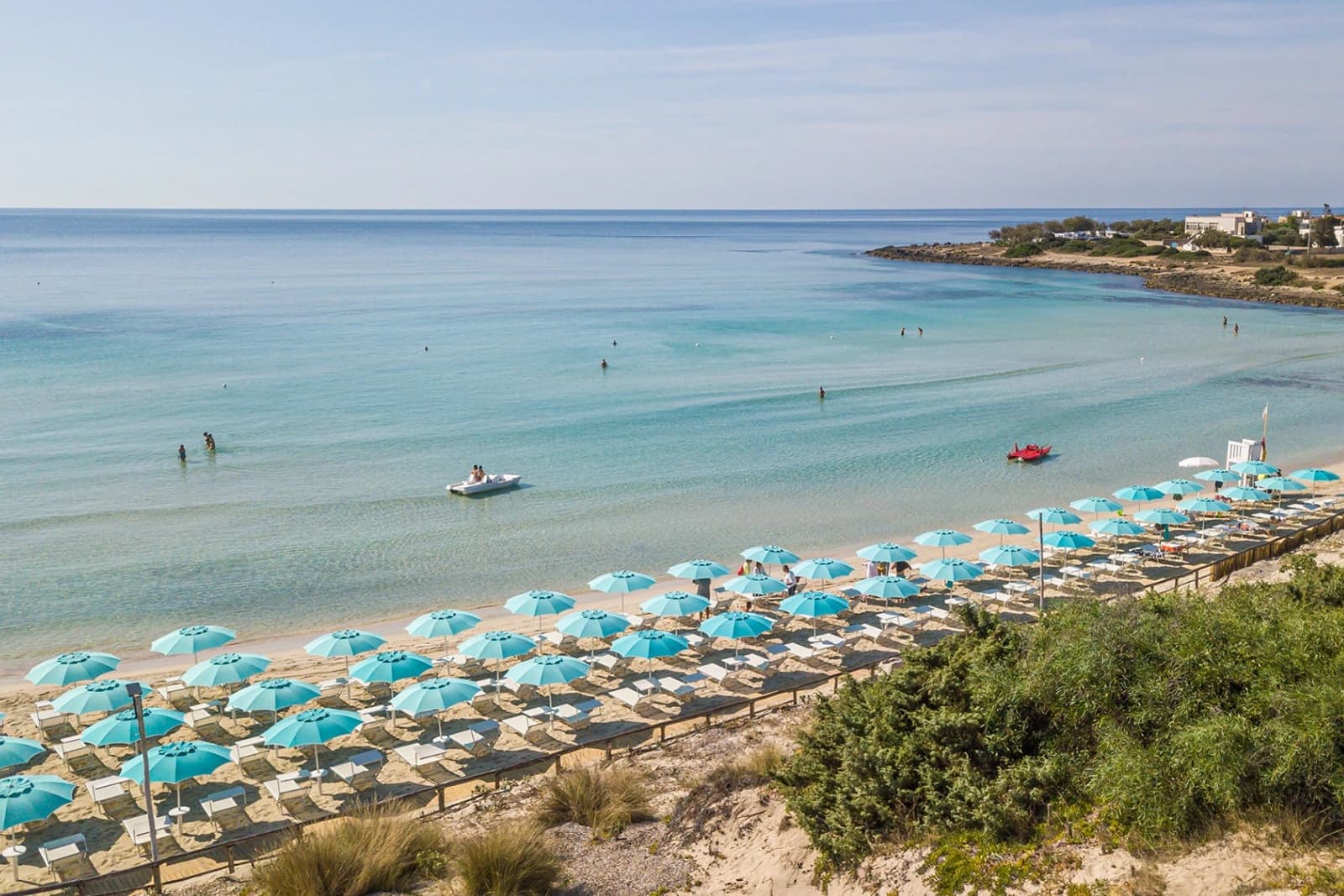 Porto Cesareo Camping, Puglia
Welkom in Puglia, het hart van Zuid-Italië! Hier vind je de mooiste stranden van het land, charmante dorpjes met wit gekalkte huizen en een rijke geschiedenis die je terug voert tot de Romeinen. Perfect voor gezinnen die willen genieten van zon, zee en authentieke Italiaanse cultuur.
Waarom Puglia ideaal is voor gezinsvakanties:
- Lange, zandige stranden waar kinderen veilig kunnen spelen
- Warme, ondiepe wateren perfect voor zwemmers van alle leeftijden
- Gezellige familierestaurants met heerlijke lokale gerechten
- Veel activiteiten voor jong en oud: snorkelen, fietsen en kastelen verkennen
De perfecte Puglia-ervaring begint hier. Boek nu je camping!
Witaj w Apulii, sercu południowych Włoch! Tutaj znajdziesz najpiękniejsze plaże w kraju, urocze wioski z białymi domkami i bogatą historię sięgającą czasów rzymskich. Idealne dla rodzin, które chcą cieszyć się słońcem, morzem i autentyczną włoską kulturą.
Dlaczego Apulia jest idealna na rodzinne wakacje:
- Długie, piaszczyste plaże, gdzie dzieci mogą bezpiecznie się bawić
- Ciepłe, płytkie wody idealne dla pływaków każdego wieku
- Przytulne restauracje rodzinne z przepysznymi lokalnymi daniami
- Wiele atrakcji dla dużych i małych: snorkeling, jazda na rowerze i odkrywanie zamków
Idealne doświadczenie Apulii zaczyna się tutaj. Zarezerwuj teraz swój kemping!, Włochy – 9