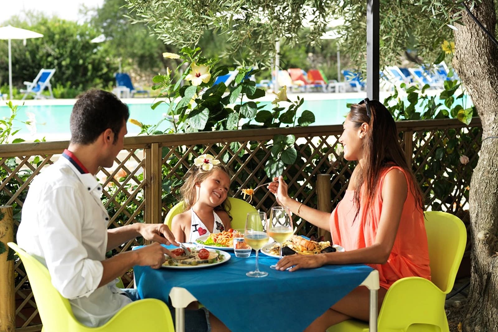 Porto Cesareo Camping, Puglia
Welkom in Puglia, het hart van Zuid-Italië! Hier vind je de mooiste stranden van het land, charmante dorpjes met wit gekalkte huizen en een rijke geschiedenis die je terug voert tot de Romeinen. Perfect voor gezinnen die willen genieten van zon, zee en authentieke Italiaanse cultuur.
Waarom Puglia ideaal is voor gezinsvakanties:
- Lange, zandige stranden waar kinderen veilig kunnen spelen
- Warme, ondiepe wateren perfect voor zwemmers van alle leeftijden
- Gezellige familierestaurants met heerlijke lokale gerechten
- Veel activiteiten voor jong en oud: snorkelen, fietsen en kastelen verkennen
De perfecte Puglia-ervaring begint hier. Boek nu je camping!
Witaj w Apulii, sercu południowych Włoch! Tutaj znajdziesz najpiękniejsze plaże w kraju, urocze wioski z białymi domkami i bogatą historię sięgającą czasów rzymskich. Idealne dla rodzin, które chcą cieszyć się słońcem, morzem i autentyczną włoską kulturą.
Dlaczego Apulia jest idealna na rodzinne wakacje:
- Długie, piaszczyste plaże, gdzie dzieci mogą bezpiecznie się bawić
- Ciepłe, płytkie wody idealne dla pływaków każdego wieku
- Przytulne restauracje rodzinne z przepysznymi lokalnymi daniami
- Wiele atrakcji dla dużych i małych: snorkeling, jazda na rowerze i odkrywanie zamków
Idealne doświadczenie Apulii zaczyna się tutaj. Zarezerwuj teraz swój kemping!, Włochy – 5
