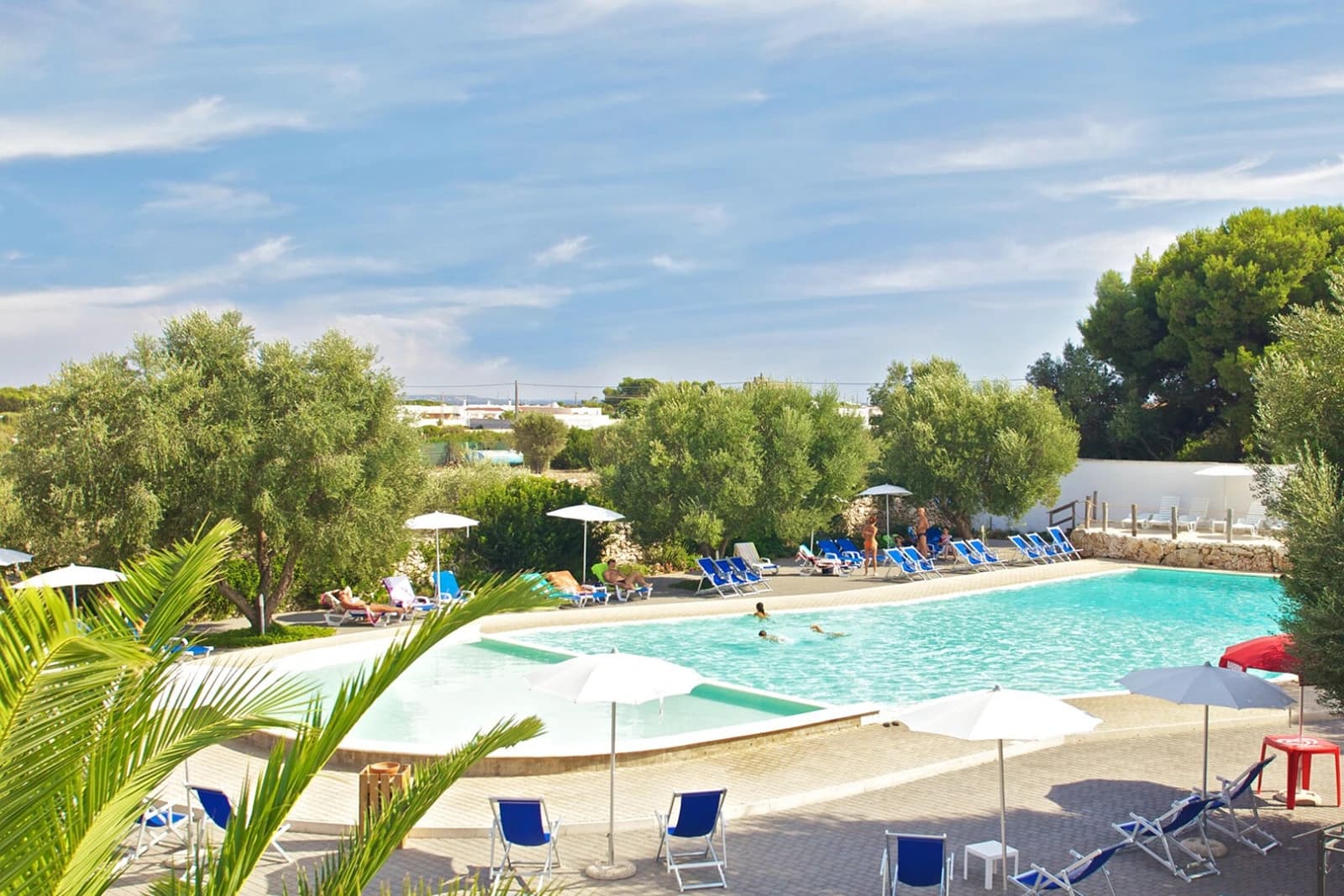 Porto Cesareo Camping, Puglia
Welkom in Puglia, het hart van Zuid-Italië! Hier vind je de mooiste stranden van het land, charmante dorpjes met wit gekalkte huizen en een rijke geschiedenis die je terug voert tot de Romeinen. Perfect voor gezinnen die willen genieten van zon, zee en authentieke Italiaanse cultuur.
Waarom Puglia ideaal is voor gezinsvakanties:
- Lange, zandige stranden waar kinderen veilig kunnen spelen
- Warme, ondiepe wateren perfect voor zwemmers van alle leeftijden
- Gezellige familierestaurants met heerlijke lokale gerechten
- Veel activiteiten voor jong en oud: snorkelen, fietsen en kastelen verkennen
De perfecte Puglia-ervaring begint hier. Boek nu je camping!
Witaj w Apulii, sercu południowych Włoch! Tutaj znajdziesz najpiękniejsze plaże w kraju, urocze wioski z białymi domkami i bogatą historię sięgającą czasów rzymskich. Idealne dla rodzin, które chcą cieszyć się słońcem, morzem i autentyczną włoską kulturą.
Dlaczego Apulia jest idealna na rodzinne wakacje:
- Długie, piaszczyste plaże, gdzie dzieci mogą bezpiecznie się bawić
- Ciepłe, płytkie wody idealne dla pływaków każdego wieku
- Przytulne restauracje rodzinne z przepysznymi lokalnymi daniami
- Wiele atrakcji dla dużych i małych: snorkeling, jazda na rowerze i odkrywanie zamków
Idealne doświadczenie Apulii zaczyna się tutaj. Zarezerwuj teraz swój kemping!, Włochy – 2