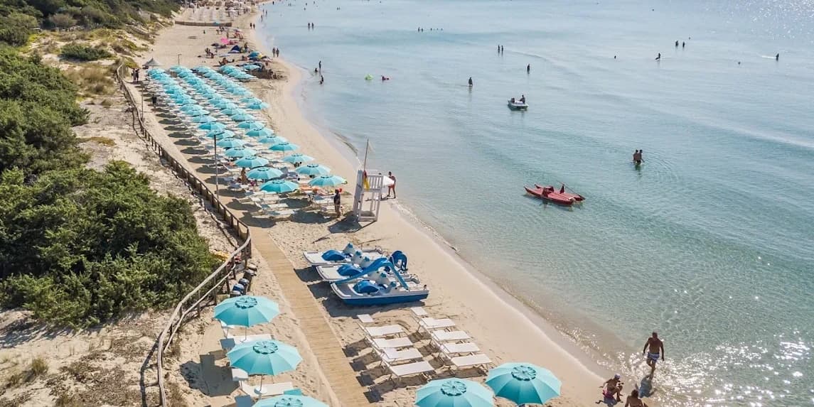 Porto Cesareo Camping, Puglia
Welkom in Puglia, het hart van Zuid-Italië! Hier vind je de mooiste stranden van het land, charmante dorpjes met wit gekalkte huizen en een rijke geschiedenis die je terug voert tot de Romeinen. Perfect voor gezinnen die willen genieten van zon, zee en authentieke Italiaanse cultuur.
Waarom Puglia ideaal is voor gezinsvakanties:
- Lange, zandige stranden waar kinderen veilig kunnen spelen
- Warme, ondiepe wateren perfect voor zwemmers van alle leeftijden
- Gezellige familierestaurants met heerlijke lokale gerechten
- Veel activiteiten voor jong en oud: snorkelen, fietsen en kastelen verkennen
De perfecte Puglia-ervaring begint hier. Boek nu je camping!
Witaj w Apulii, sercu południowych Włoch! Tutaj znajdziesz najpiękniejsze plaże w kraju, urocze wioski z białymi domkami i bogatą historię sięgającą czasów rzymskich. Idealne dla rodzin, które chcą cieszyć się słońcem, morzem i autentyczną włoską kulturą.
Dlaczego Apulia jest idealna na rodzinne wakacje:
- Długie, piaszczyste plaże, gdzie dzieci mogą bezpiecznie się bawić
- Ciepłe, płytkie wody idealne dla pływaków każdego wieku
- Przytulne restauracje rodzinne z przepysznymi lokalnymi daniami
- Wiele atrakcji dla dużych i małych: snorkeling, jazda na rowerze i odkrywanie zamków
Idealne doświadczenie Apulii zaczyna się tutaj. Zarezerwuj teraz swój kemping!, Włochy